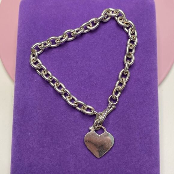 💛 Classic Silver Tone Heart Toggle Bracelet - Picture 1 of 4